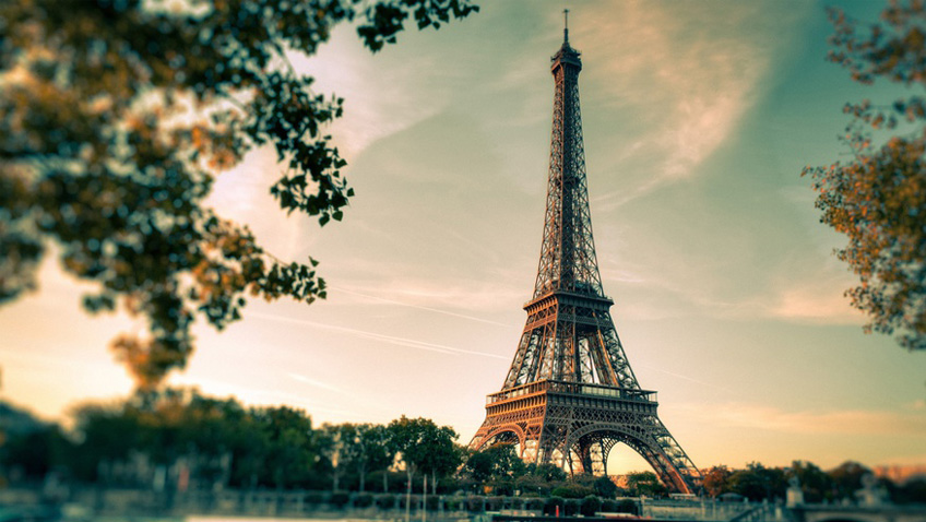 Der Eiffelturm an der Seine in Paris